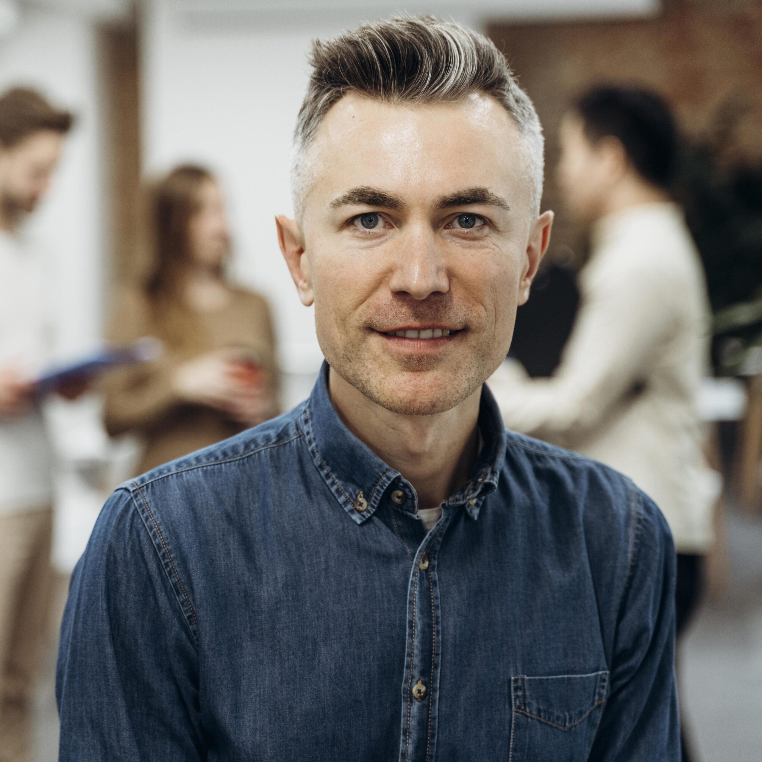 portrait-smiley-businessman (1) (1)